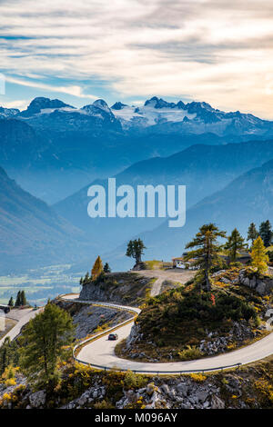 Der Loser panorama Straße auf der Loser, in der Ausseeer Land, Steiermark, Österreich, hinter dem Dachsteinmassiv, fallen, Stockfoto