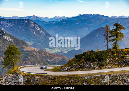 Der Loser panorama Straße auf der Loser, in der Ausseeer Land, Steiermark, Österreich, hinter dem Dachsteinmassiv, fallen, Stockfoto