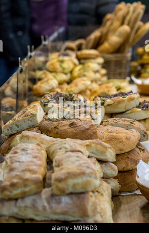 Eine Vielzahl von Artisan Brot auf Anzeige auf einen Markt in Borough Market, London Abschaltdruck Stockfoto