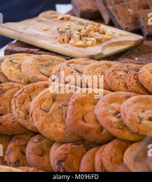 Artisan Chocolate Chip Cookies auf Anzeige auf einen Markt in Borough Market, London Abschaltdruck Stockfoto
