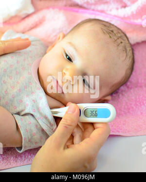 Neugeborene Thermometer misst fieber fieber Grippe Stockfoto