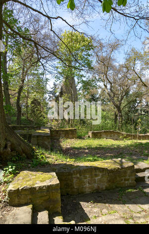 Ruinen des Klosters Disibodenberg. Welterbe Ruine der Disibod Kloster auf dem Gipfel des Hügels Disibodenberg bei Odernheim in Deutschland, Rheinland Stockfoto