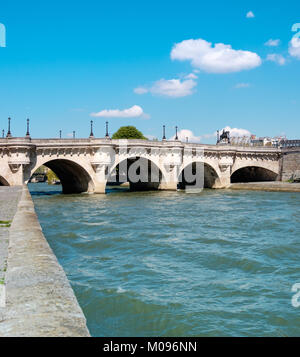 Pont Neuf Brücke über die Seine in Paris, Frankreich, an einem sonnigen Tag Stockfoto