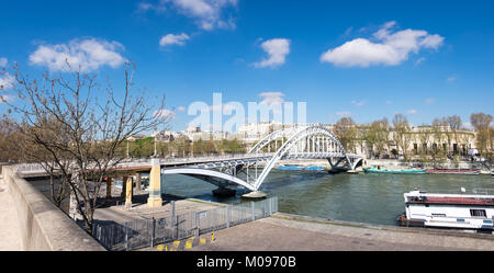 Die Passerelle Debilly Debilly (Fußgängerbrücke), eine Bogenbrücke, nicht weit von Eiffelturm in Paris, Frankreich. Panoramablick auf das Bild. Stockfoto