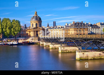 Pont des Arts in Richtung Institut de France, Paris, Frankreich. Die Brücke ist ein beliebter Ort für Paare in Europa. Stockfoto