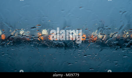 Regen auf ein Fenster erzeugt ein abstraktes Bild. Stockfoto