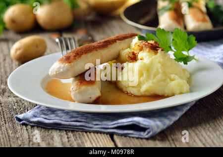 Bayerische Wurst, so genannte "Wollwurst" (Wurst Fleisch ohne Gehäuse) mit Soße und Kartoffelpüree Stockfoto