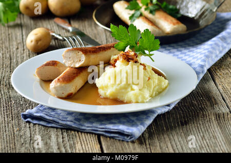 Bayerische Wurst, so genannte "Wollwurst" (Wurst Fleisch ohne Gehäuse) mit Soße und Kartoffelpüree Stockfoto