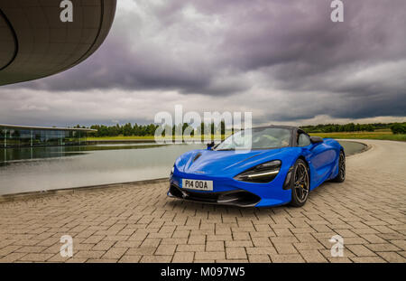 McLaren 720S bei MTC Woking Stockfoto