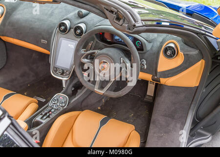 McLaren 720S bei MTC Woking Stockfoto