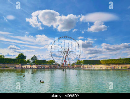 Riesenrad auf der Place de la Concorde aus der Tuilerien in Paris, Frankreich, Anzeigen aus über dem Brunnen, Panoramic Image. Stockfoto