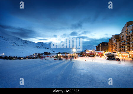 Im Herzen von Val Thorens in den französischen Alpen bei Nacht, Vanoise, Frankreich Stockfoto