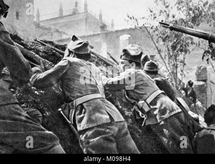 Truppen der Zweiten Spanischen Republik veröffentlicht vor der Alcázar von Toledo in den ersten Monaten des Spanischen Bürgerkriegs im September 1936. Foto: Mikhail Koltsov Stockfoto
