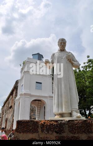 St. Francis Xavier Statue vor der Portugiesischen St. Paul's Kirche, St. Paul's Hill, Melaka, Malaysia. Stockfoto