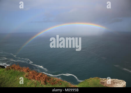 Luftaufnahmen von Meer, Land, Berge von Irland Stockfoto