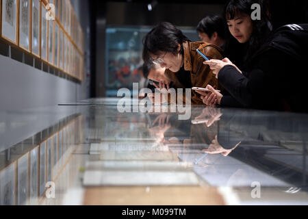 Hangzhou, China. 19 Jan, 2018. Besucher sehen Exponate während einer Ausstellung über chinesische Aquarell blockieren den Druck an der Zhejiang Art Museum in Hangzhou, China Zhejiang Provinz, Jan. 19, 2018. Über 140 Stück der Werke wurden hier angezeigt. Quelle: Xinhua/Alamy leben Nachrichten Stockfoto