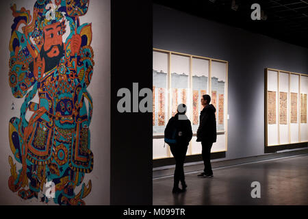 Hangzhou, China. 19 Jan, 2018. Besucher sehen Exponate während einer Ausstellung über chinesische Aquarell blockieren den Druck an der Zhejiang Art Museum in Hangzhou, China Zhejiang Provinz, Jan. 19, 2018. Über 140 Stück der Werke wurden hier angezeigt. Quelle: Xinhua/Alamy leben Nachrichten Stockfoto