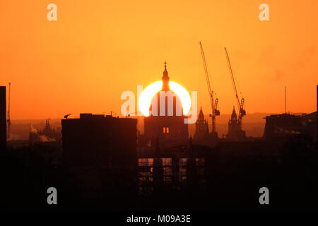 London, Großbritannien. 19. Januar, 2018. Sun Rise hinter St. Paul's Cathedral, London, an einem kalten Januar morgen. Von Primrose Hill, London gesehen. Quelle: Steve Hell/Alamy leben Nachrichten Stockfoto