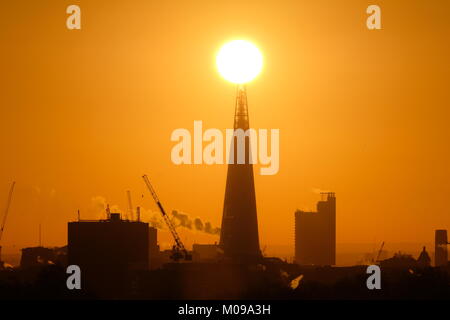 London, Großbritannien. 19. Januar, 2018. Die aufgehende Sonne nur Bürsten oben auf dem Shard, London, an einem kalten Januar morgen. Von Primrose Hill, London gesehen. Der Shard ist das höchste Gebäude in Großbritannien. Quelle: Steve Hell. Quelle: Steve Hell/Alamy leben Nachrichten Stockfoto