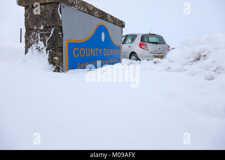 B 6277, Teesdale, Cumbria/Grafschaft Durham Grenze UK. Freitag, den 19. Januar 2018. UK Wetter. Weitere Schneefälle und Schneeverfrachtung ist immer noch die in einigen der hochrangigen Straßen im Norden von England an diesem Nachmittag. Fahrbedingungen auf der B 6277 zwischen Middleton-in-Teesdale und Alston sind immer noch gefährlich. Quelle: David Forster/Alamy leben Nachrichten Stockfoto