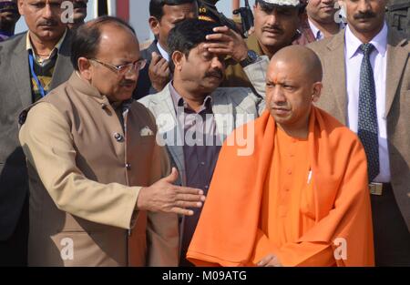 Allahabad, Uttar Pradesh, Indien. 19 Jan, 2018. Allahabad: Uttar Pradesh Chief Minister Aditya Nath Yogi (R) und Gesundheitsministerin Siddarthnath Singh während ihres Besuchs in Magh mela in Allahabad im Sangam am 08-07-2018. Credit: Prabhat Kumar Verma/ZUMA Draht/Alamy leben Nachrichten Stockfoto