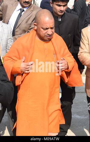 Allahabad, Uttar Pradesh, Indien. 19 Jan, 2018. Allahabad: Uttar Pradesh Chief Minister Aditya Nath Yogi bei seinem Besuch in Magh mela in Allahabad im Sangam am 08-07-2018. Credit: Prabhat Kumar Verma/ZUMA Draht/Alamy leben Nachrichten Stockfoto