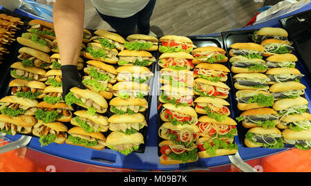 Berlin, Deutschland. 19 Jan, 2018. Catering Personal griff Mecklenburg-vorpommern Fische Sandwiches an der 83. Internationalen Grünen Woche in Berlin, Deutschland, 19. Januar 2018. Quelle: Wolfgang Kumm/dpa/Alamy leben Nachrichten Stockfoto