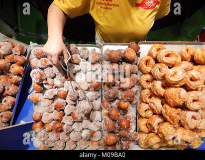 Berlin, Deutschland. 19 Jan, 2018. Catering Personal griff Mecklenburg-vorpommern Gebäck an der 83. Internationalen Grünen Woche in Berlin, Deutschland, 19. Januar 2018. Quelle: Wolfgang Kumm/dpa/Alamy leben Nachrichten Stockfoto