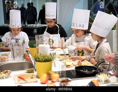 Berlin, Deutschland. 19 Jan, 2018. Kinder im Kochen ein Workshop auf der 83. Internationalen Grünen Woche in Berlin, Deutschland, 19. Januar 2018 teilgenommen. Quelle: Wolfgang Kumm/dpa/Alamy leben Nachrichten Stockfoto