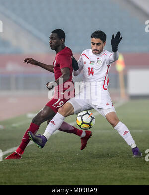 Changzhou, Provinz Jiangsu in China. 19 Jan, 2018. Almoez Ali (L) von Katar Mias mit Yousef Alashhab von Palästina während das Viertelfinale zwischen Katar und Palästina am 2018 AFC U23-Meisterschaft in Changzhou, Provinz Jiangsu im Osten Chinas, Jan. 19, 2018. Credit: Yang Lei/Xinhua/Alamy leben Nachrichten Stockfoto