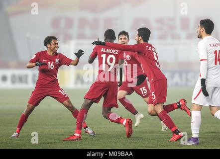 Changzhou, Provinz Jiangsu in China. 19 Jan, 2018. Almoez Ali (C) von Katar feiert zählen während das Viertelfinale zwischen Katar und Palästina am 2018 AFC U23-Meisterschaft in Changzhou, Provinz Jiangsu im Osten Chinas, Jan. 19, 2018. Credit: Yang Lei/Xinhua/Alamy leben Nachrichten Stockfoto