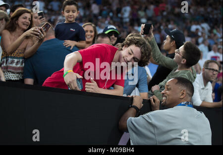 Melbourne, Australien. 19 Jan, 2018. Schauspieler Will Smith posiert für ein Foto mit Fans und beobachten, wie die Übereinstimmung zwischen Nick Kyrgios von Australien und Jo-Wilfried Tsonga Frankreich der Australian Open 2018 in Melbourne, Australien, Jan. 19, 2018. Credit: Zhu Hongye/Xinhua/Alamy leben Nachrichten Stockfoto