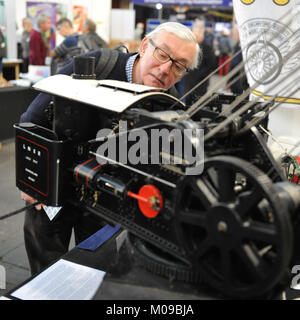 London, Großbritannien. 19. Januar, 2018. Ein Mann auf einem Dampf Kran an der London Model Engineering Ausstellung, die heute im Alexandra Palace, London eröffnet. Die Show, in der nun in seinem 22. Jahr ist, zieht rund 14.000 Besucher und ist der größte seiner Art in Großbritannien. Quelle: Michael Preston/Alamy leben Nachrichten Stockfoto