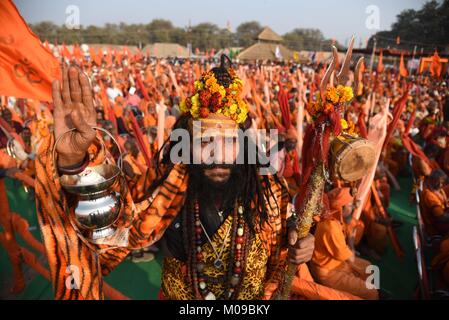 Allahabad, Uttar Pradesh, Indien. 19 Jan, 2018. Ein sadhu nimmt Teil an der Dharm Sansad (Sitzung von Sadhus) an magh Mela in Allahabad. Credit: Prabhat Kumar Verma/ZUMA Draht/Alamy leben Nachrichten Stockfoto