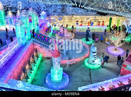 Peking, China. 19 Jan, 2018. Touristen besuchen Eis Laternen in der Longqingxia Yanqing Distrikt in Peking, der Hauptstadt von China, Jan. 19, 2018. Die 32 Longqingxia Eis Lantern Festival begann am Freitag in Peking's Yanqing befindet, einer der Austragungsorte der Olympischen Winterspiele 2022. Credit: Li Xin/Xinhua/Alamy leben Nachrichten Stockfoto