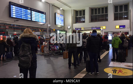 Dortmund, Deutschland. 19 Jan, 2018. Fahrgäste warten in zwei lange Linien, um Informationen über ihre Verbindungen im Hauptbahnhof Dortmund, Deutschland, 19. Januar 2018 zu erhalten. Aufgrund Sturmtief "Friederike", die Deutsche Bahn ausgesetzt Langstrecken gestern. Die Züge sind noch gelegentlich wird abgebrochen. Credit: Caroline Seidel/dpa/Alamy leben Nachrichten Stockfoto