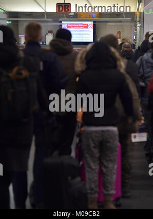 Dortmund, Deutschland. 19 Jan, 2018. Fahrgäste warten in zwei lange Linien, um Informationen über ihre Verbindungen im Hauptbahnhof Dortmund, Deutschland, 19. Januar 2018 zu erhalten. Aufgrund Sturmtief "Friederike", die Deutsche Bahn ausgesetzt Langstrecken gestern. Die Züge sind noch gelegentlich wird abgebrochen. Credit: Caroline Seidel/dpa/Alamy leben Nachrichten Stockfoto