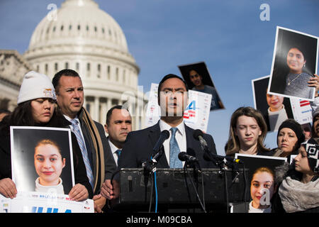 United States Vertreter Joaquín Castro (Demokrat von Texas) spricht bei einer Pressekonferenz über die Reform der Einwanderung außerhalb des United States Capitol in Washington, DC am 19. Januar 2018. Credit: Alex Edelman/CNP/MediaPunch Stockfoto