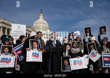 United States Vertreter Joaquín Castro (Demokrat von Texas) spricht bei einer Pressekonferenz über die Reform der Einwanderung außerhalb des United States Capitol in Washington, DC am 19. Januar 2018. Credit: Alex Edelman/CNP/MediaPunch Stockfoto
