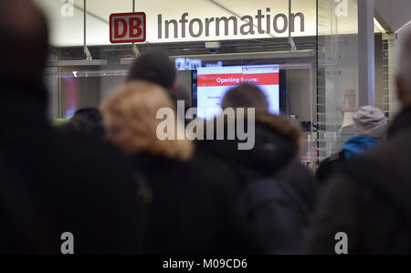 Dortmund, Deutschland. 19 Jan, 2018. Passagiere warten in einer langen Schlange, um Informationen über ihre Verbindungen im Hauptbahnhof Dortmund, Deutschland, 19. Januar 2018 zu erhalten. Aufgrund Sturmtief "Friederike", die Deutsche Bahn ausgesetzt Langstrecken gestern. Die Züge sind noch gelegentlich wird abgebrochen. Credit: Caroline Seidel/dpa/Alamy leben Nachrichten Stockfoto