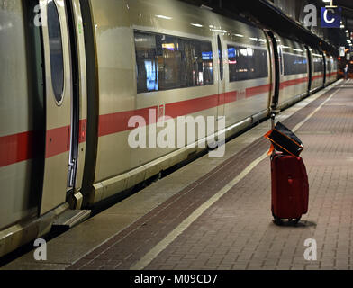 Dortmund, Deutschland. 19 Jan, 2018. Ein Koffer stand neben einem Zug auf einer Plattform am Hauptbahnhof in Dortmund, Deutschland, 19. Januar 2018. Aufgrund Sturmtief "Friederike", die Deutsche Bahn ausgesetzt Langstrecken gestern. Die Züge sind noch gelegentlich wird abgebrochen. Credit: Caroline Seidel/dpa/Alamy leben Nachrichten Stockfoto