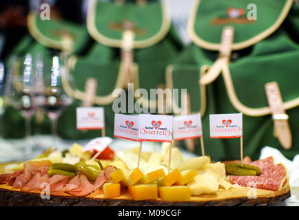 Berlin, Deutschland. 19 Jan, 2018. Eine Platte mit Aufschnitt ist bei Österreichs stand auf der 83. Internationalen Grünen Woche in Berlin, Deutschland, 19. Januar 2018 angezeigt. Credit: Gregor Fischer/dpa/Alamy leben Nachrichten Stockfoto