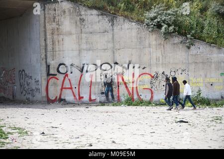 Juni 19, 2016-Calais, Frankreich - afrikanische Migranten vorbei an den Banksy in Calais, von 'abgedeckt' London Calling.'' Tausenden dort lebten im Lager, bevor es abgerissen wurde.. Das Calais Dschungel war eine illegale Ansiedlung von Flüchtlingen und Migranten in der Nähe der Stadt Calais im Norden Frankreichs. Die Flüchtlinge und Migranten beschließen, dort zu begleichen, da es in der Nähe des Euro Tunnel, die das Vereinigte Königreich mit dem europäischen Festland verbinden und sie warteten auf ihre Chancen zu, die in Großbritannien durch das Verstecken in Lastwagen, in Richtung Großbritannien. Das Calais Dschungel Siedlung wurde schließlich durch die Französische abgerissen Stockfoto