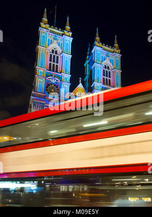 London, Großbritannien. 19. Januar, 2018. Der Westen der vorderen Beleuchtung von Westminster Abbey" das Licht des Geistes [von Patrice Warrener. Teil der Lumiere London Licht festival London 19/01/2018 Credit: Martyn Goddard/Alamy leben Nachrichten Stockfoto