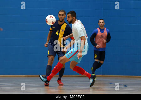 Cardiff, Großbritannien. 19 Jan, 2018. Taube Futsal-EM-Qualifikationsturnier. Aktion aus dem Schweden v Türkei (in Weiß) passen in Cardiff Metropolitan University, in Cardiff, South Wales am Freitag, den 19. Januar 2018. pic von der Credit: Andrew Obstgarten/Alamy leben Nachrichten Stockfoto