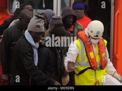 Malaga, Malaga, Spanien. 13 Jan, 2018. Migranten gesehen Aussteigen aus dem Boot der Spanischen Küstenwache, wie Sie auf spanischen Boden ankommen. Ankunft einer Gruppe von Migranten im Mittelmeer gerettet aus einem Beiboot. An Bord zwei Boote, Mitglieder der Spanischen Sicherheit auf See gerettet Insgesamt 109 Migranten in der Nähe der Küste von Malaga und kamen am Hafen von Malaga, wo sie durch das Spanische Rote Kreuz unterstützt wurden. Credit: Jesus Merida/SOPA/ZUMA Draht/Alamy leben Nachrichten Stockfoto