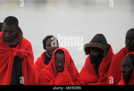 Malaga, Malaga, Spanien. 13 Jan, 2018. Migranten gesehen in Decken bedeckt, warm zu halten, da sie im Hafen von Málaga ankommen. Ankunft einer Gruppe von Migranten im Mittelmeer von einem Schlauchboot gerettet. An Bord zwei Boote, Mitglieder der Spanischen Sicherheit auf See gerettet Insgesamt 109 Migranten in der Nähe der Küste von Malaga und kamen am Hafen von Malaga, wo sie durch das Spanische Rote Kreuz unterstützt wurden. Credit: Jesus Merida/SOPA/ZUMA Draht/Alamy leben Nachrichten Stockfoto