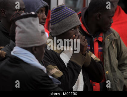 Malaga, Malaga, Spanien. 13 Jan, 2018. Migranten gesehen Schütteln unter kaltem Wetter, wie sie im Hafen von Málaga ankommen. Ankunft einer Gruppe von Migranten im Mittelmeer von einem Schlauchboot gerettet. An Bord zwei Boote, Mitglieder der Spanischen Sicherheit auf See gerettet Insgesamt 109 Migranten in der Nähe der Küste von Malaga und kamen am Hafen von Malaga, wo sie durch das Spanische Rote Kreuz unterstützt wurden. Credit: Jesus Merida/SOPA/ZUMA Draht/Alamy leben Nachrichten Stockfoto