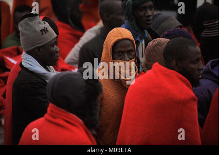 Malaga, Malaga, Spanien. 13 Jan, 2018. Migranten gesehen Aussteigen aus dem Boot der Spanischen Küstenwache, wie Sie auf spanischen Boden ankommen. Ankunft einer Gruppe von Migranten im Mittelmeer gerettet aus einem Beiboot. An Bord zwei Boote, Mitglieder der Spanischen Sicherheit auf See gerettet Insgesamt 109 Migranten in der Nähe der Küste von Malaga und kamen am Hafen von Malaga, wo sie durch das Spanische Rote Kreuz unterstützt wurden. Credit: Jesus Merida/SOPA/ZUMA Draht/Alamy leben Nachrichten Stockfoto