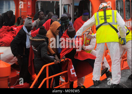 Malaga, Malaga, Spanien. 13 Jan, 2018. Migranten gesehen Aussteigen aus dem Boot der Spanischen Küstenwache, wie Sie auf spanischen Boden ankommen. Ankunft einer Gruppe von Migranten im Mittelmeer gerettet aus einem Beiboot. An Bord zwei Boote, Mitglieder der Spanischen Sicherheit auf See gerettet Insgesamt 109 Migranten in der Nähe der Küste von Malaga und kamen am Hafen von Malaga, wo sie durch das Spanische Rote Kreuz unterstützt wurden. Credit: Jesus Merida/SOPA/ZUMA Draht/Alamy leben Nachrichten Stockfoto